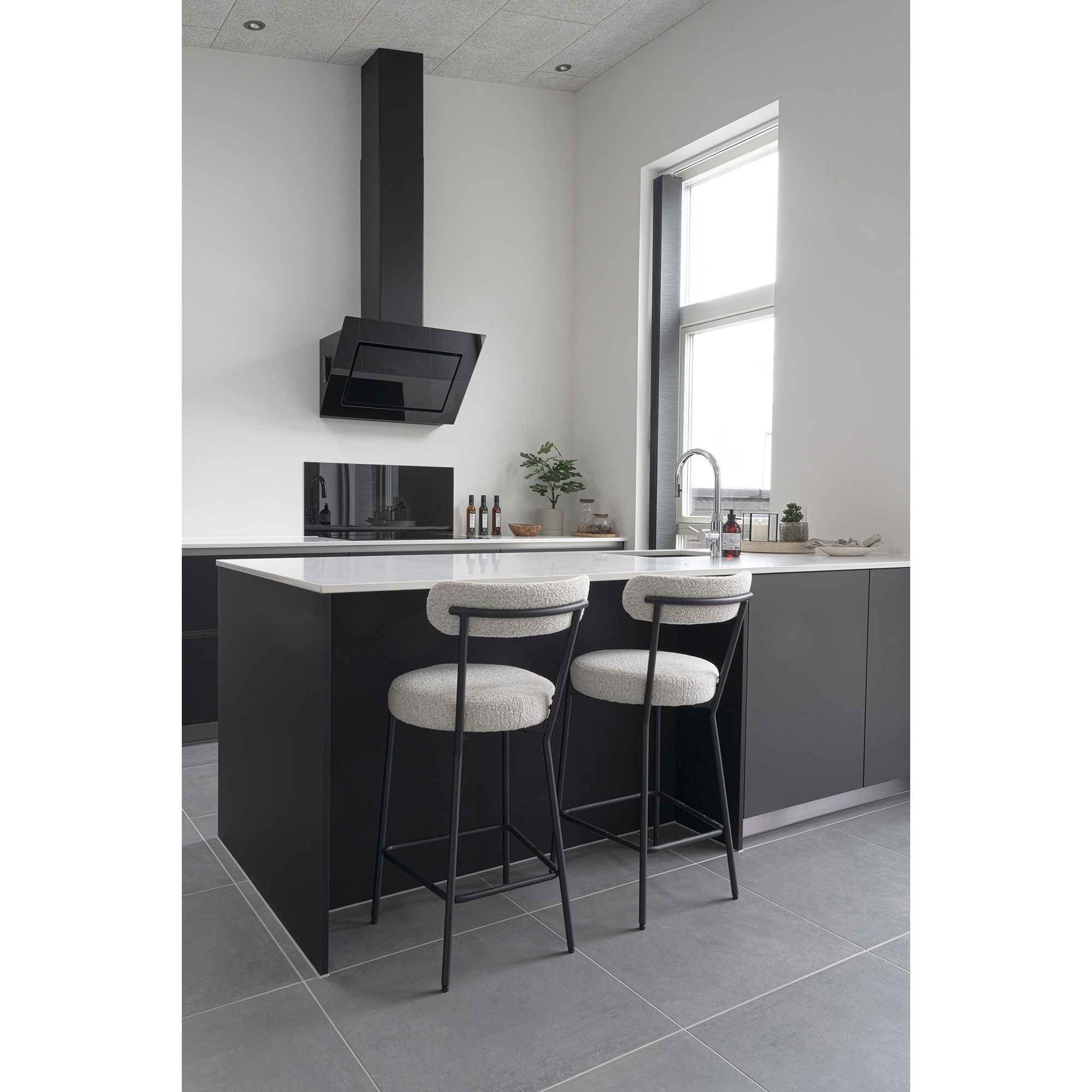 House Nordic - Badalona Counter Chair – Thekenstuhl, weißes Bouclé mit schwarzen Beinen, HN1270 – Bild 7